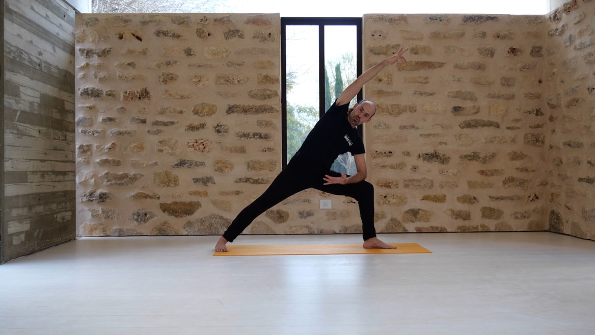 הדרכה לעבודה נכונה עם אזור האגן בתרגול היוגה